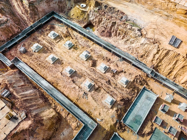 Fondations monolithiques en béton armé ou grilles pour la construction d'un grand immeuble résidentiel moderne Rostverk sur le chantier Fondation pour le bâtiment Vue d'en haut