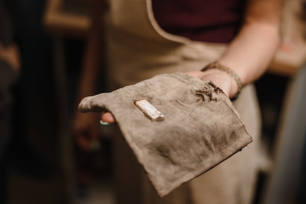 Fonderie de métaux, bijoutier. le bijoutier déverse la bague. Tir à l'argent. Le travail du maître dans l'atelier.