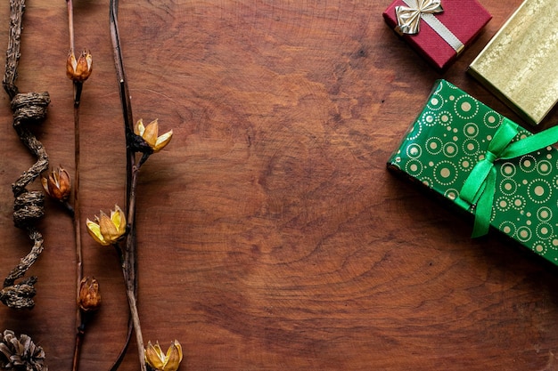 Fondo de madera con regalos y flores secas