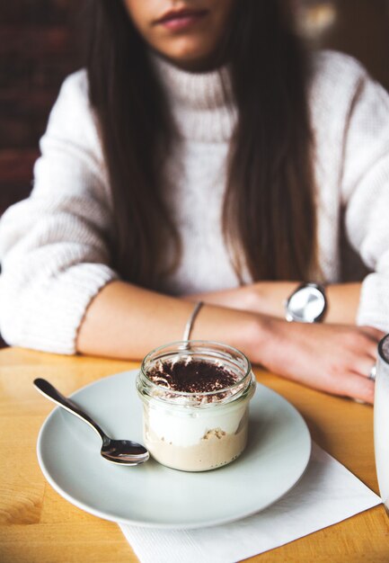 Fonds d'ecran En gros plan Femme Belle fille s'amuser Manger des glaces au restaurant