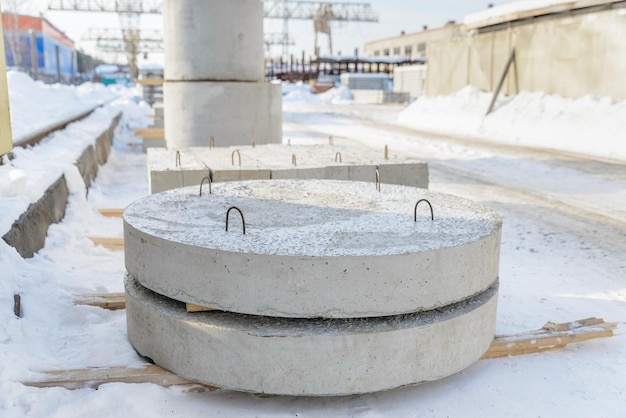 Les fonds des puits sont empilés en tas à l'entrepôt de l'usine de béton préfabriqué