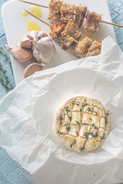 Fondue au camembert et pain grillé