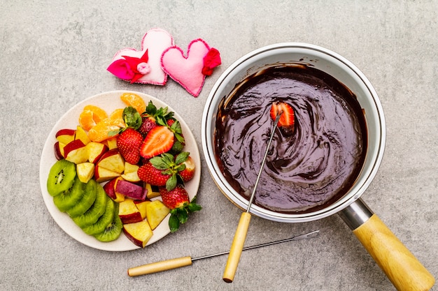 Fondue au chocolat assortie de fruits frais et coeurs