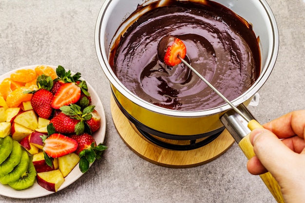 Fondue au chocolat assortie de fruits frais