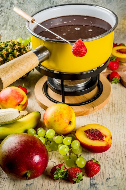 Fondue au chocolat aux fruits et baies