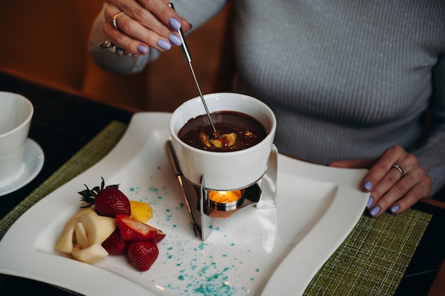 Fondue au chocolat avec des baies fraîches