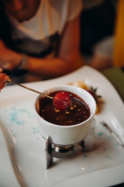 Fondue au chocolat avec des baies fraîches