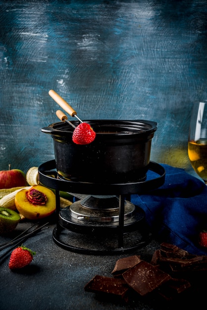 Fondue au chocolat avec fruits et baies