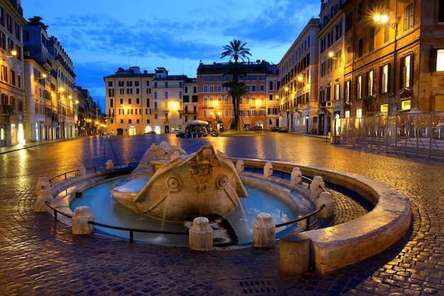 Fontaine Barcaccia sur la Piazza di Spagna à Rome, Italie