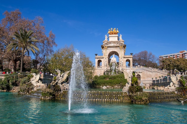 Fontaine à Barcelone avec une sculpture dorée