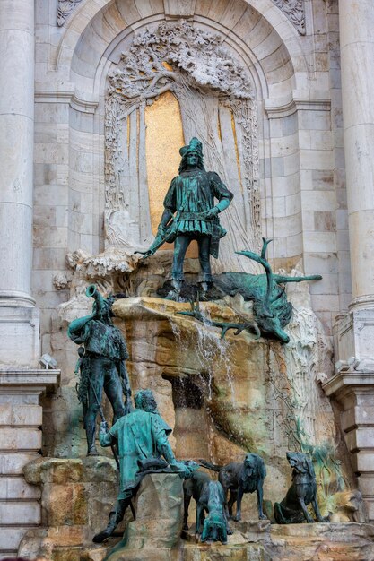 Une fontaine en bronze appelée The King Mathias Hunt à Budapest