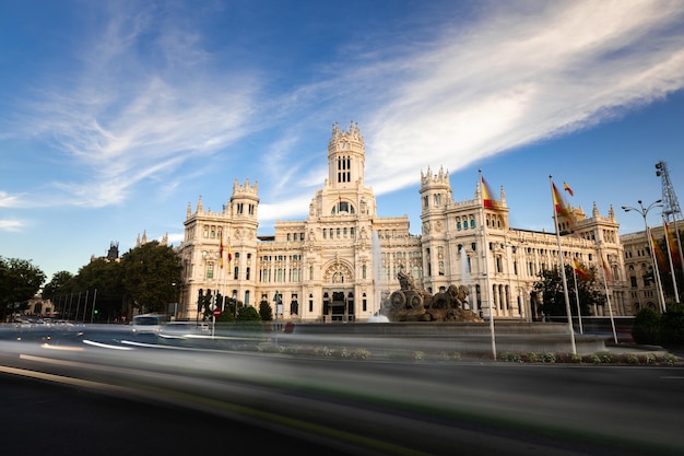 Fontaine de Cibeles et palais de Cibeles au centre de la ville de Madrid, Espagne.