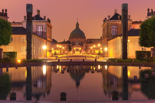 Fontaine dans le jardin d'amalie place du palais d'amalienborg et église frederiks ou église de marbre copenhague