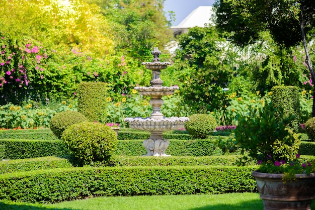 La fontaine dans le parc