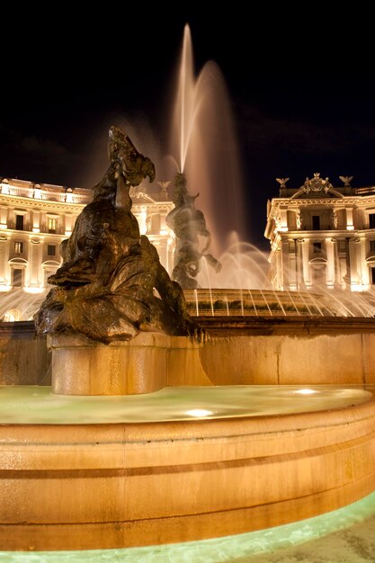 Photo fontaine dans la ville la nuit