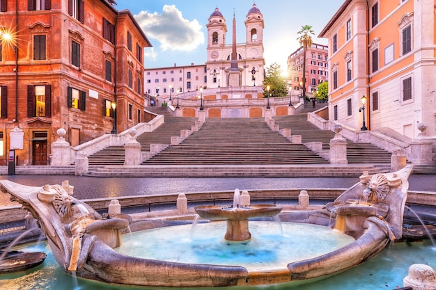 Fontaine du bateau devant les marches espagnoles Rome Italie