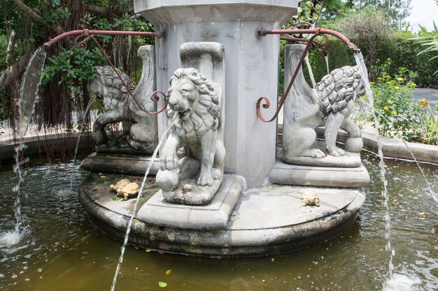 La fontaine du lion dans le jardin