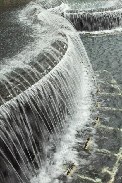 Une fontaine d'eau dans le parc Lente vitesse