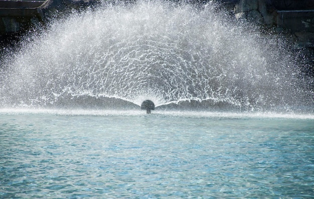 Fontaine à eau dans la piscine