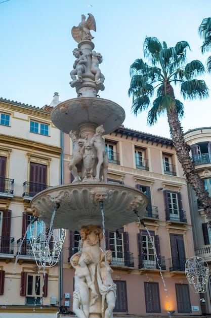 Fontaine à eau sur la Plaza de la Constitucion dans la ville de Malaga, Andalousie. Espagne