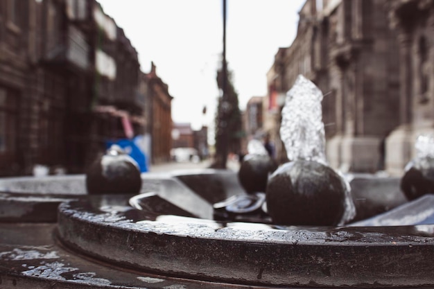 Photo fontaine d'eau potable en arrière-plan de la ville