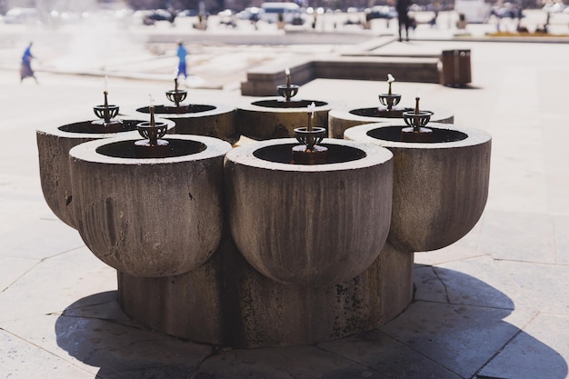 Fontaine d'eau potable dans le parc sur fond urbain personne ne se rapproche de la soif d'eau qui coule et d