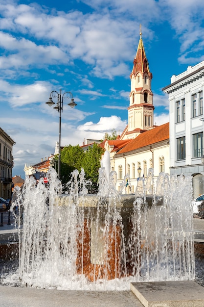 Fontaine et église, vieille ville de Vilnius, Lituanie.