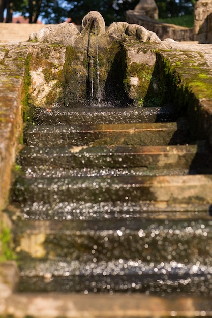 fontaine avec escalier dans le parc de la ville