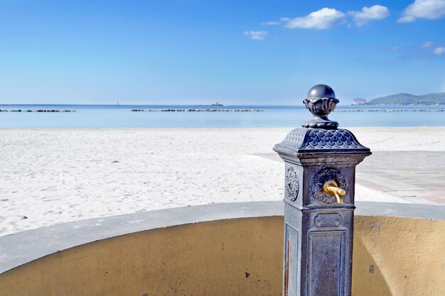 Fontaine en fonte proche de la plage