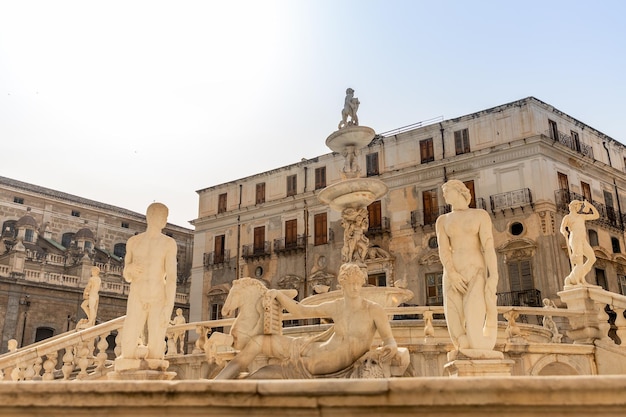 Fontaine de la honte de la ville de palerme sicile italie en été