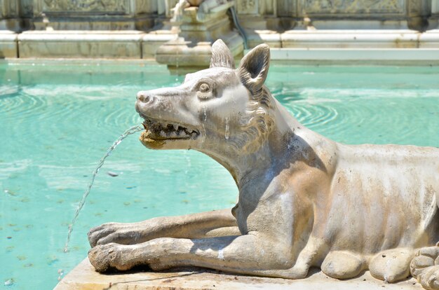 Fontaine italienne avec loup en pierre