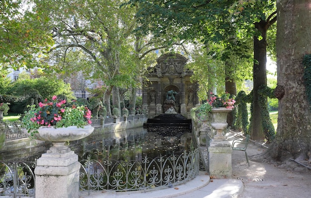 Fontaine Médicis baroque romantique conçu au début du XVIIe siècle dans les jardins du Luxembourg Paris France