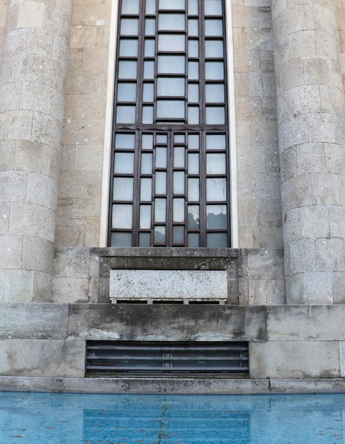 Fontaine médiévale avec photo de concept de grande fenêtre Photographie d'architecture urbaine