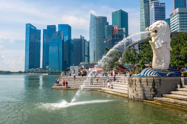 La fontaine Merlion en arrière-plan des gratte-ciel et des touristes