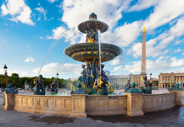 Fontaine de Mers parisienne et ciel nuageux en été