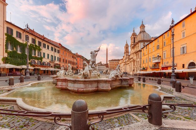 La fontaine de Neptune sur la célèbre Piazza Navona au lever du soleil, Rome, Italie.