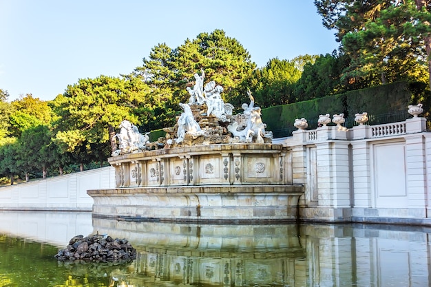 La fontaine de Neptune dans le parc du château de Schönbrunn, à Vienne.