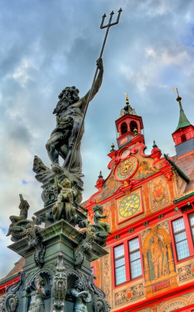 Photo fontaine de neptune devant l'hôtel de ville de tübingen baden-württemberg allemagne