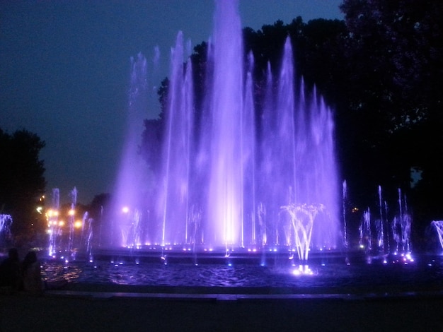 Photo une fontaine la nuit.