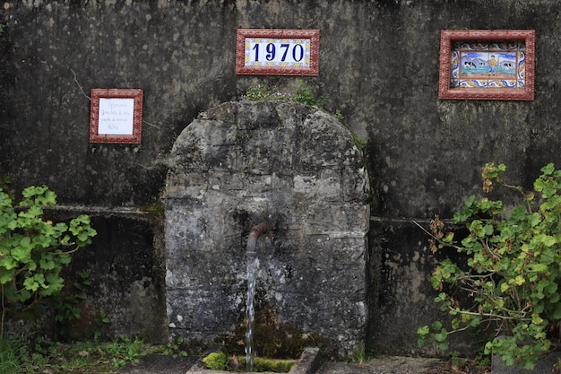 Une fontaine en pierre avec le numéro 1970 dessus