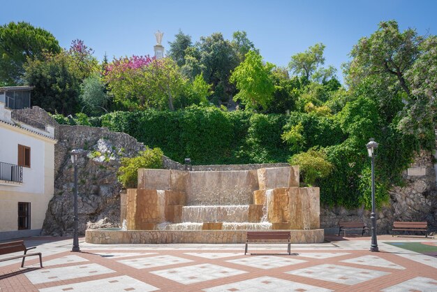 Fontaine sur la place de l'Andalousie et le Penon del Sagrado Corazon Monument Olvera Andalousie Espagne