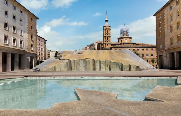 Fontaine sur la place du Pilar à Saragosse, Espagne