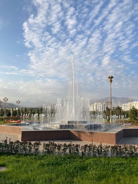 Fontaine sur la place de l'indépendance Dushanbe Tadjikistan