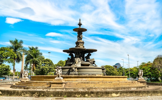 Fontaine sur la place Mahatma Gandhi à Rio de Janeiro