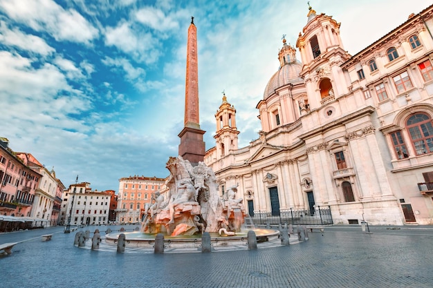 Fontaine des Quatre Fleuves avec un obélisque égyptien et l'église Sant Agnese sur la célèbre Piazza Navona Square le matin, Rome, Italie.
