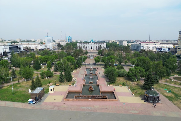 Fontaine sur le remblai de la ville de Pavlodar Kazakhstan vue de dessus depuis le drone d'en haut
