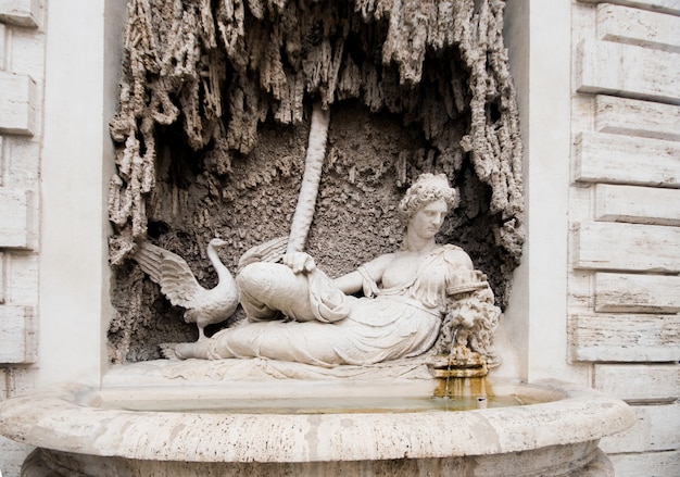 Fontaine de sculpture féminine