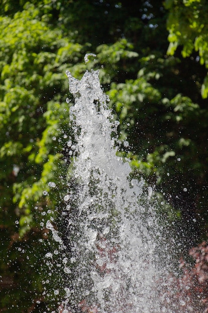 Photo fontaine avec sprays comme concept de fraîcheur et de détente en été