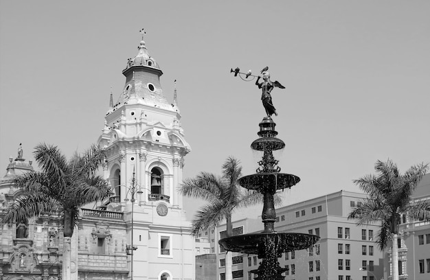 Fontaine de statue en bronze monochrome sur la place Plaza Mayor avec la cathédrale basilique de Lima au Pérou