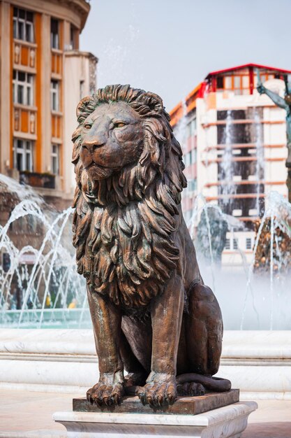 Fontaine de statue de lion Place de Macédoine Skopje